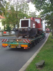 Lokomotive auf Transporter