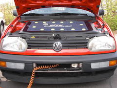 VW Golf citySTROMer mit Stromkabel